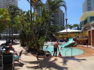 黄金海岸Crown Towers的一群人在度假村的游泳池里