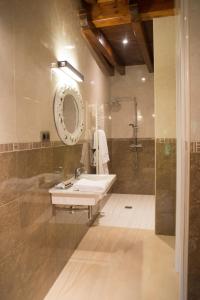 Murueta-Orozko奥斯巴蕾娜旅馆的一间带水槽和淋浴的浴室