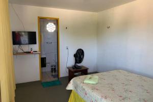 GrossosRecanto Maristela的一间卧室配有一张床、一台电视和一个窗口