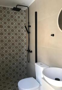 雷夫卡达镇Cabernet Houses的浴室配有卫生间、盥洗盆和淋浴。