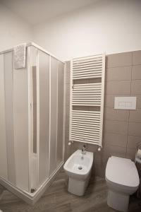 拉戈内格罗Bed And Breakfast - Lulugiù的一间带卫生间和水槽的浴室