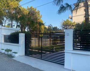 维利波吉White Beach Villa 1 - Luxury的房屋前栅栏上的门