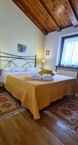 图瑞科依颂佐B&B酒店的一间卧室配有一张带黄色毯子的大床
