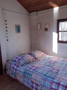 Isla PatrullaEl Rancho de Chispero的一间卧室配有一张带铺着平底毯的床