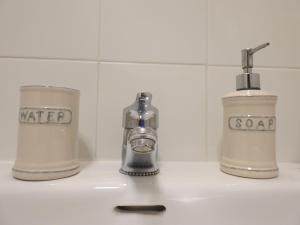 ArfaCa l'Aloy的水槽,配有两瓶水和肥皂分配器