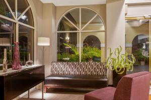 迈阿密湖迈阿密湖拉金塔旅馆及套房的客厅的窗户前设有真皮沙发
