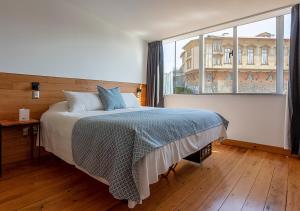 瓦尔帕莱索芳纳酒店的一间卧室设有一张床和一个大窗户