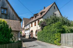 于纳维Maison Gîte Au Tonnelier的城里一条有房屋和围栏的街道