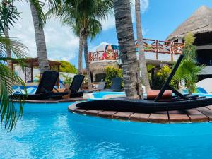 奥尔沃克斯岛Hotel Para Ti - Adults Only的一个带棕榈树和躺椅的度假游泳池