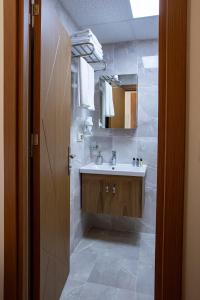 伊斯坦布尔West Palace的一间带水槽和镜子的浴室