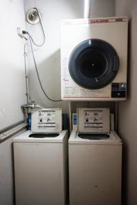 京都Nishijin IVY 5 persons room的2台冰箱、微波炉和洗衣机