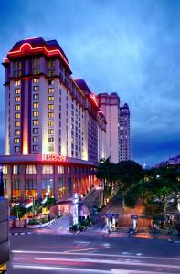 雅加达红顶会议中心酒店 的一座大型酒店建筑,上面有灯