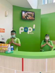 日惹流行！三佳吉日惹酒店的两个人戴防毒面具站在柜台