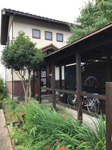 富山ヨーコのお宿 わくわく的一辆自行车停在房子前面