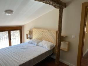 瓦伦西亚Casa del Portón的一间卧室配有一张带木制床头板的床