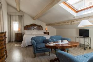 威尼斯丽都维拉玛巴帕酒店的卧室配有一张床和一张桌子及椅子