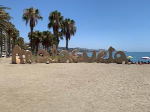 马拉加Málaga Beach and Historic centre Malagueta的海滩上传笑的标语