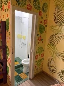 派蒂哥斯卡Хостел Жить просто 2的带淋浴和卫生间的浴室。