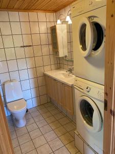 哈山Hafjell Grenda lejligheder的一间带卫生间、洗衣机和烘干机的浴室