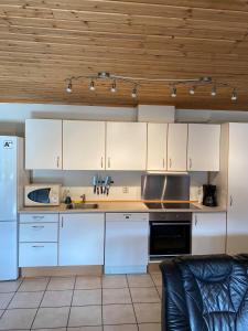 哈山Hafjell Grenda lejligheder的厨房配有白色橱柜和白色家电