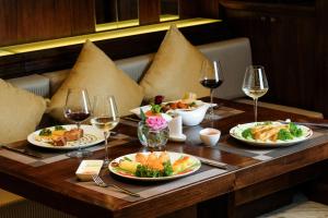 Hillary Hanoi Hotel提供给客人的午餐和/或晚餐选择