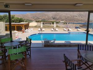 基萨莫斯维利亚海滩公寓酒店的一个带游泳池和桌椅的度假酒店