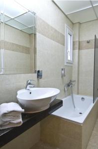 韦里亚埃利亚别墅的浴室配有盥洗盆和浴缸。