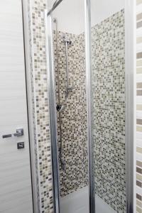 卡塞塔Stanza Olmo Caserta的带淋浴的浴室(带瓷砖墙壁)