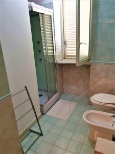 伊斯基亚B&B Villa Antica的一间带卫生间和玻璃淋浴间的浴室