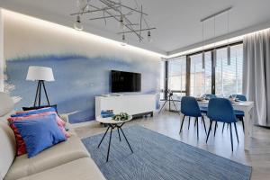 索波特Grand Apartments - Indygo Okrzei Residence Sopot的客厅配有沙发和桌子