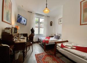奥伯豪森Hotelik Gdanska的客房设有两张床、一张桌子和一个窗户。