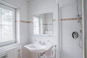 索尔登Landhaus Martinus的白色的浴室设有水槽和镜子