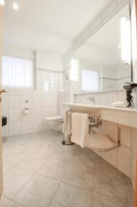 萨斯费豪斯香格里拉公寓的白色的浴室设有水槽和卫生间。