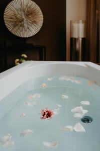 巴特基辛根维多利亚凯瑟霍夫酒店的中间设有花瓣浴缸