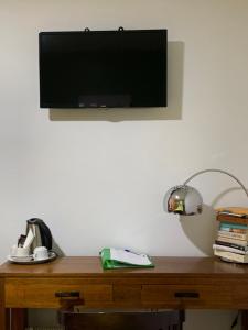 隆达隆达酒店的木桌上方墙上的电视机