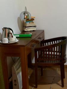 隆达隆达酒店的一张带椅子的木桌和一张带电脑的桌子