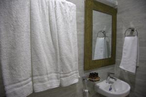 达赫拉Dakhla Guest的浴室设有白色的淋浴帘和水槽