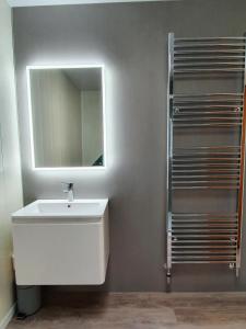 因弗内斯Doric House的浴室设有白色水槽和镜子