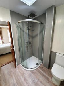 因弗内斯Doric House的一间带卫生间的浴室内的玻璃淋浴间