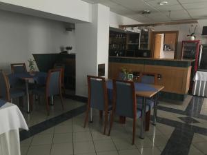 日利纳日利纳贾尼酒店的一间带桌椅和柜台的用餐室