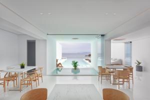 提诺斯Infinity View Hotel Tinos的海景用餐室