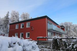 布劳恩拉格布城霍夫公寓的前面有雪的红色房子