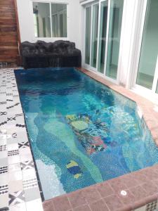 华欣Origin hua hin poolvilla的一座游泳池,里面设有美人鱼游泳池