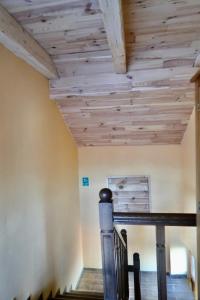 瑟彭察Casa Pop的一间设有木制天花板和楼梯的客房