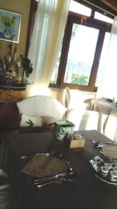 蒙特罗索阿尔马雷La Cabana Cinque Terre Monterosso的客厅配有桌子、沙发和窗户