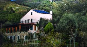 蒙特罗索阿尔马雷La Cabana Cinque Terre Monterosso的山坡上白色的屋顶房子