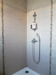 苏塞Dar Doudi的带淋浴的浴室和卫生间