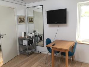 RisskovBB-Risskov的客房设有桌子和带电视的书桌。