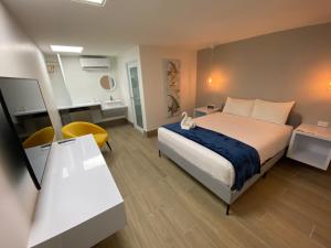 萨利纳斯Marina de Salinas的一间酒店客房,一间设有一张床和一张书桌