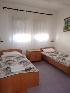 特佩杰卡Trpejca Holiday Home的一间卧室设有两张床和窗户。